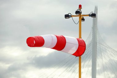 Gökyüzü arka planında çizgili bir rüzgar gülü.