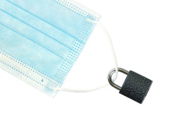 Tecrit ve Salgın başladı. Beyaz arka planda kilitli bir asma kilit olan tıbbi maske. Üst görünüm