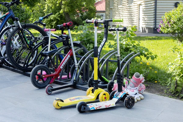 Moskova, Rusya - 22 Mayıs 2021. Bisikletler, scooterlar ve patenler için park yeri