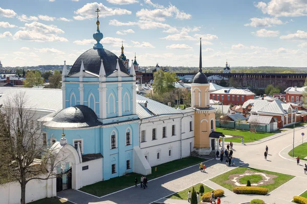 Kolomna, Rusya - 7 Mayıs 2021. Tarihi Merkez Meydanı ve Kutsal Üçlü Yeni Golutvin Manastırı