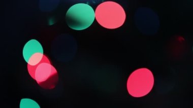 Karanlıkta çok renkli parlayan ışıklar.