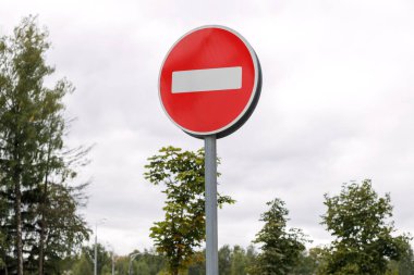 Gökyüzü arka planında giriş yolu işareti yok.