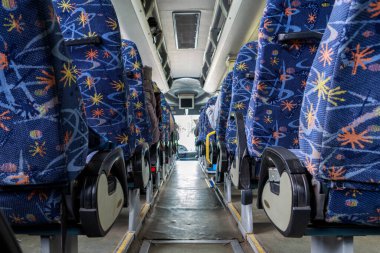 Bir turist otobüsünün içi. Son satır görünümü.