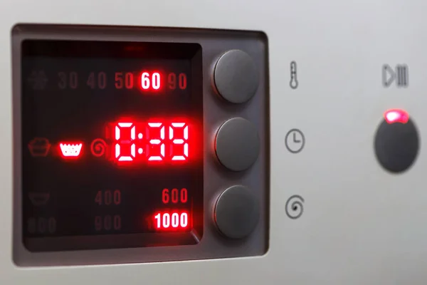 Çamaşır makinesinin elektronik paneli. 60 santigrat derece. Kapat.