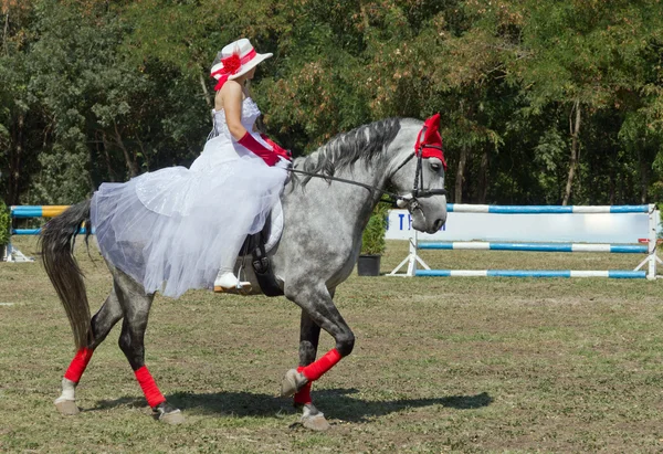 Uma mulher de vestido branco em um cavalo . — Fotografia de Stock