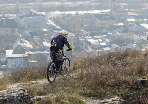 Un uomo in mountain bike . — Foto Stock