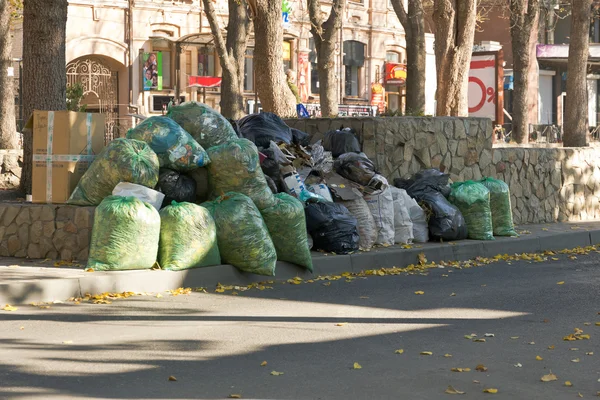 Skräp på gatan. — Stockfoto