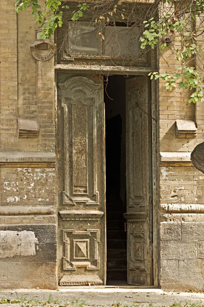 Vecchia porta in legno . — Foto Stock