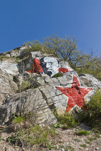 Портрет Ленина и красной звезды на скале
.
