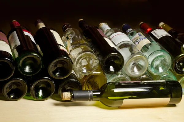 Liegende Flasche Wein. — Stockfoto