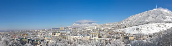 针对山区城市全景. — 图库照片