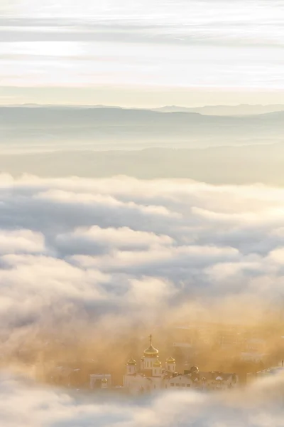 Templo. Uma vista através das nuvens ao pôr do sol . — Fotografia de Stock