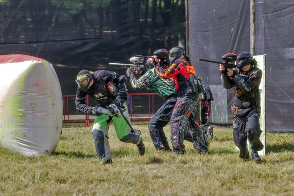 Paintball. Atleti in modo protettivo . — Foto Stock