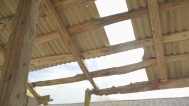 Köyde terk edilmiş ekipmanlar. İnsansız bir şehir. Nükleer santralde felaket. Ukrayna. Pripyat. 