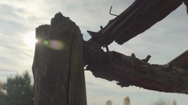 Köyde terk edilmiş ekipmanlar. İnsansız bir şehir. Nükleer santralde felaket. Ukrayna. Pripyat. 
