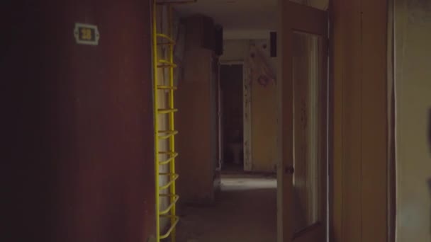 Apartamentos Abandonados Una Ciudad Sin Gente Desastre Una Central Nuclear — Vídeo de stock