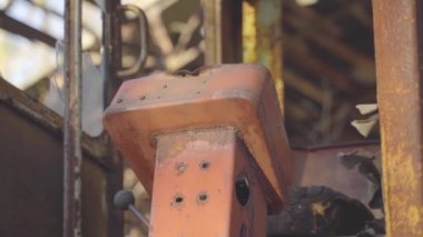 Köyde terk edilmiş ekipmanlar. İnsansız bir şehir. Nükleer santralde felaket. Ukrayna. Pripyat. Paslı taşıma