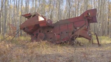 Köyde terk edilmiş ekipmanlar. İnsansız bir şehir. Nükleer santralde felaket. Ukrayna. Pripyat. Paslı taşıma