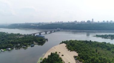 Kyiv şehir merkezi. Ukrayna. Yaz. Drone videosu.