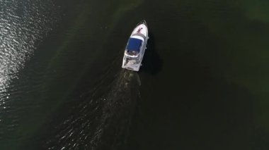 Nehirde bir yürüyüş için kayık. Yaz. Drone videosu