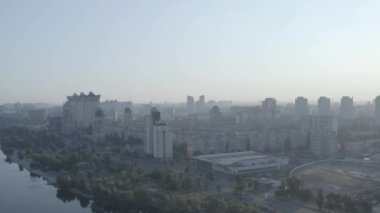 Rusanovka bölgesi. Genel plan. Şehir Kyiv Ukrayna. Yaz. Drone videosu.