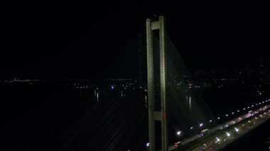 Gece şehri Kiev. Ukrayna. Dinyeper nehri üzerindeki köprü. Güney köprüsü. Havadan