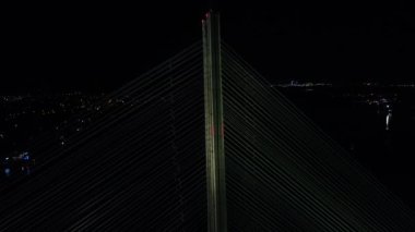 Gece şehri Kiev. Ukrayna. Dinyeper nehri üzerindeki köprü. Güney köprüsü. Havadan