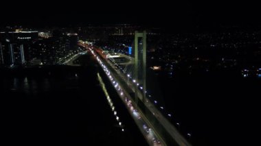 Gece şehri Kiev. Ukrayna. Dinyeper nehri üzerindeki köprü. Güney köprüsü. Havadan