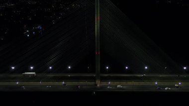 Gece şehri Kiev. Ukrayna. Dinyeper nehri üzerindeki köprü. Güney köprüsü. Havadan