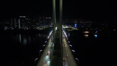 Gece şehri Kiev. Ukrayna. Dinyeper nehri üzerindeki köprü. Güney köprüsü. Havadan
