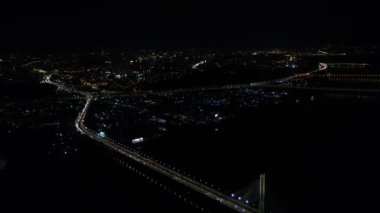 Gece şehri Kiev. Ukrayna. Dinyeper nehri üzerindeki köprü. Güney köprüsü. Havadan