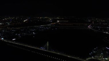 Gece şehri Kiev. Ukrayna. Dinyeper nehri üzerindeki köprü. Güney köprüsü. Havadan