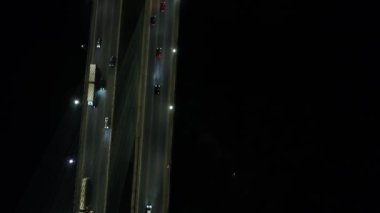 Gece şehri Kiev. Ukrayna. Dinyeper nehri üzerindeki köprü. Güney köprüsü. Havadan