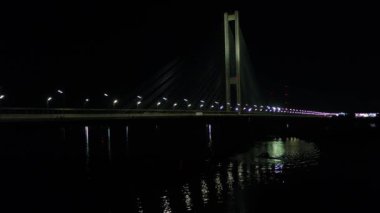 Gece şehri Kiev. Ukrayna. Dinyeper nehri üzerindeki köprü. Güney köprüsü. Havadan