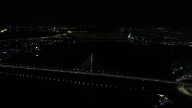 Gece şehri Kiev. Ukrayna. Dinyeper nehri üzerindeki köprü. Güney köprüsü. Havadan