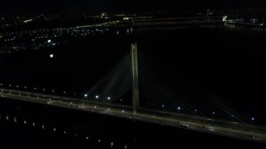 Gece şehri Kiev. Ukrayna. Dinyeper nehri üzerindeki köprü. Güney köprüsü. Havadan