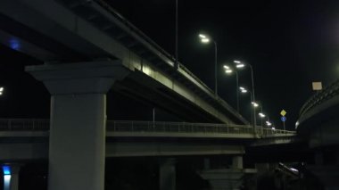 Darnitsky otomobil köprüsü. Kiev şehri. Ukrayna. Dinyeper Nehri 'nin karşısında. Drone 'un videosu. Köprüden çıkışların üst görüntüsü. İyi geceler. Sonlandırma. Trafik vardı.