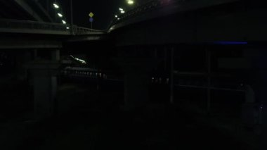 Darnitsky otomobil köprüsü. Kiev şehri. Ukrayna. Dinyeper Nehri 'nin karşısında. Drone 'un videosu. Köprüden çıkışların üst görüntüsü. İyi geceler. Sonlandırma. Trafik vardı.