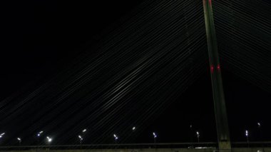 Gece şehri Kiev. Ukrayna. Dinyeper nehri üzerindeki köprü. Güney köprüsü. Havadan