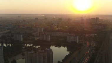 Rusanovka bölgesi. Genel plan. Şehir Kyiv Ukrayna. Yaz. Drone videosu.