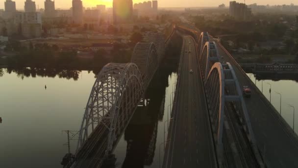 ドニエプル川にかかるダーニツキー橋 ウクライナのキエフ市 ドローンからの映像だ 列車は橋の上を移動するときに鉄道橋の側にスパン — ストック動画