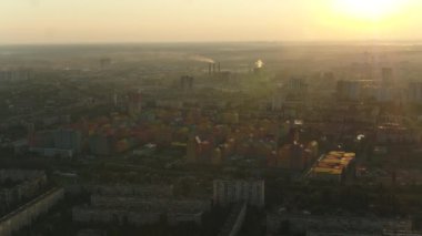 Rusanovka bölgesi. Genel plan. Şehir Kyiv Ukrayna. Yaz. Drone videosu.