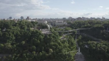 Kyiv şehir merkezi. Ukrayna. Yaz. Drone videosu.