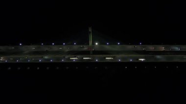 Gece şehri Kiev. Ukrayna. Dinyeper nehri üzerindeki köprü. Güney köprüsü. Havadan