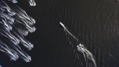 Bir grup jet ski, Dinyeper boyunca Ukrayna bayraklarıyla koşuyor. Yaz. Havadan.