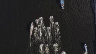 Bir grup jet ski, Dinyeper boyunca Ukrayna bayraklarıyla koşuyor. Yaz. Havadan.