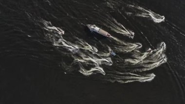Bir grup jet ski, Dinyeper boyunca Ukrayna bayraklarıyla koşuyor. Yaz. Havadan.