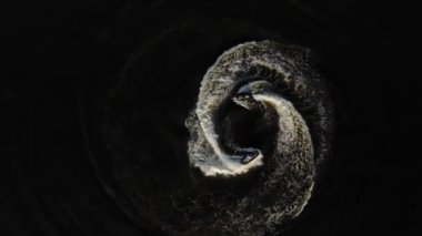 Bir grup jet ski, Dinyeper boyunca Ukrayna bayraklarıyla koşuyor. Yaz. Havadan.