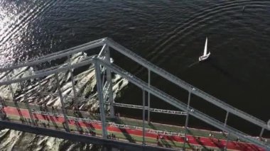 Bir grup jet ski, Dinyeper boyunca Ukrayna bayraklarıyla koşuyor. Yaz. Havadan.