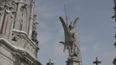 Kışın Gotik tarzı katedral. Ukrayna, Kyiv 'deki Aziz Nicolas Kilisesi. Roma Katolik Kilisesi. Havadan.